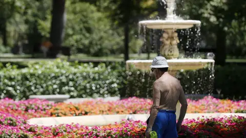 Un hombre combate la ola de calor Ola de calor en España