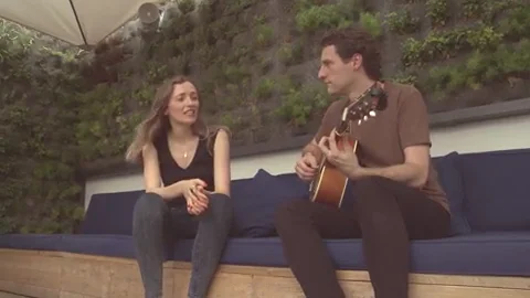 Reyko intepreta en ac&uacute;stico su single 'Spinning Over You' 