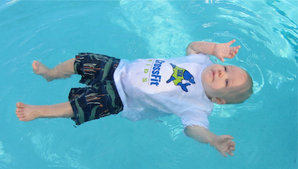 La técnica que tu bebé debe aprender para no ahogarse en la piscina 