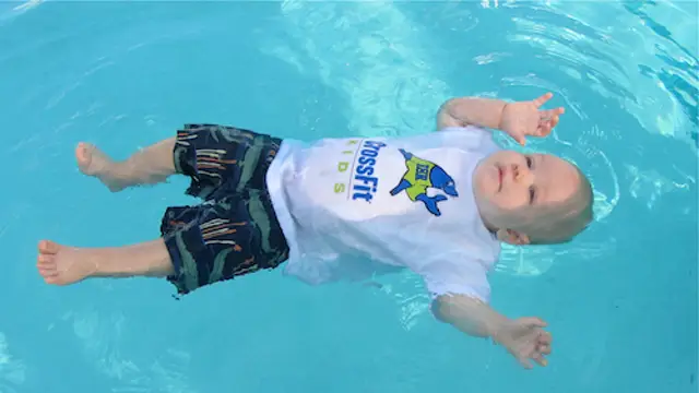 La técnica que tu bebé debe aprender para no ahogarse en la piscina
