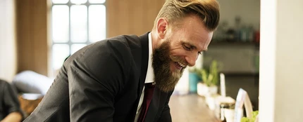 Un hombre con barba y traje Un hombre con barba y traje
