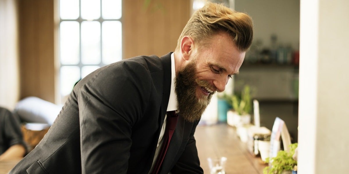 Un hombre con barba y traje