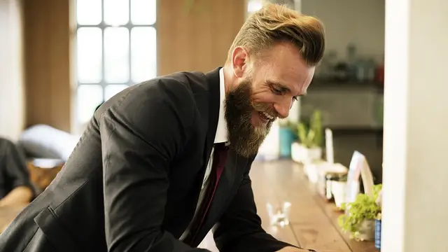 Un hombre con barba y traje