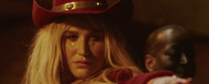 Kesha en el videoclip de &#39;Woman&#39;