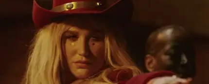 Kesha en el videoclip de 'Woman' Kesha en el videoclip de 'Woman'