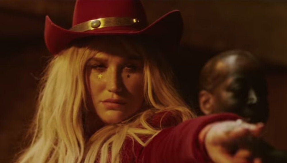 Kesha en el videoclip de 'Woman'