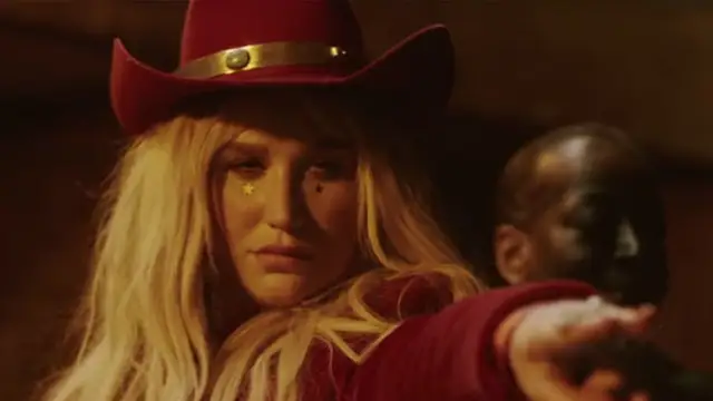 Kesha en el videoclip de 'Woman'