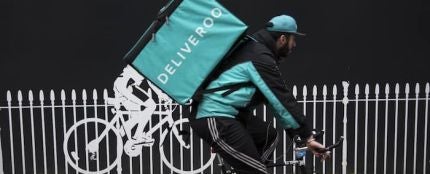 Un repartidor de Deliveroo