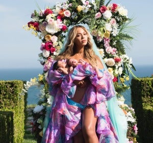 Beyoncé con sus gemelos Sir Carter y Rumi en brazos Beyoncé con sus gemelos Sir Carter y Rumi en brazos