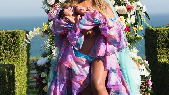 Beyoncé con sus gemelos Sir Carter y Rumi en brazos Beyoncé con sus gemelos Sir Carter y Rumi en brazos