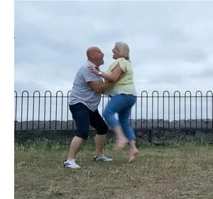 Una pareja se queda inconsciente al intentar hacer el famoso baile de Dirty Dancing Una pareja se queda inconsciente al intentar hacer el famoso baile de Dirty Dancing