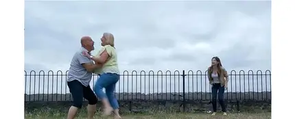 Una pareja se queda inconsciente al intentar hacer el famoso baile de Dirty Dancing Una pareja se queda inconsciente al intentar hacer el famoso baile de Dirty Dancing