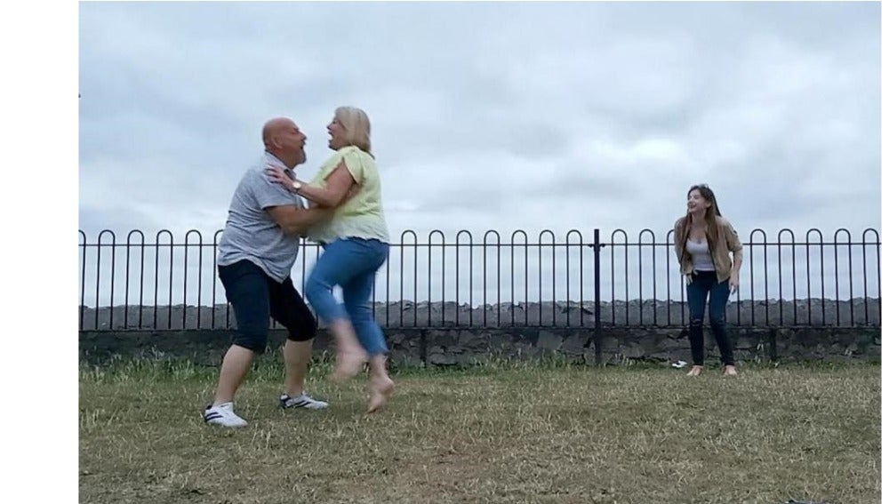 Una pareja se queda inconsciente al intentar hacer el famoso baile de Dirty Dancing