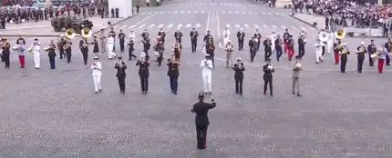 La banda de música del ejército francés toca 'Daft Punk' La banda de música del ejército francés toca 'Daft Punk'