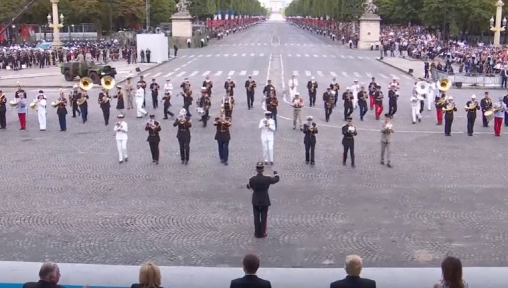 La banda de música del ejército francés toca 'Daft Punk'