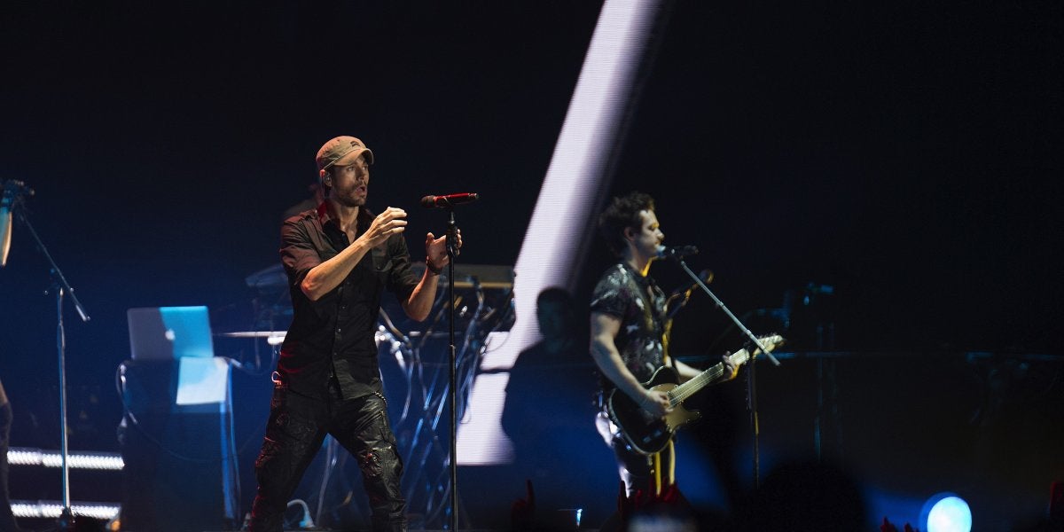 El cantante Enrique Iglesias, en un momento del concierto que ha ofrecio anoche en Santander