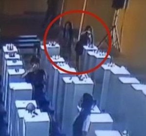 Una mujer destruye tres esculturas de 180.000 euros en una galería de arte al hacerse un selfie Una mujer destruye tres esculturas de 180.000 euros en una galería de arte al hacerse un selfie
