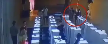 Una mujer destruye tres esculturas de 180.000 euros en una galería de arte al hacerse un selfie Una mujer destruye tres esculturas de 180.000 euros en una galería de arte al hacerse un selfie