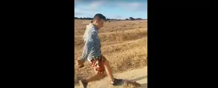 El joven en el momento que da la patada al conejo El joven en el momento que da la patada al conejo