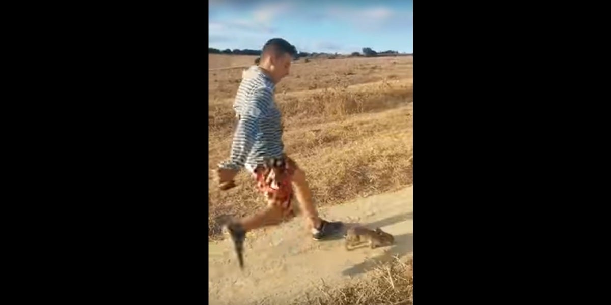 El joven en el momento que da la patada al conejo