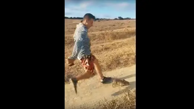 El joven en el momento que da la patada al conejo