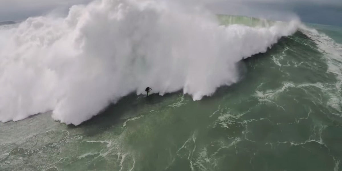 Surfista intentando escapar de una ola en Portugal