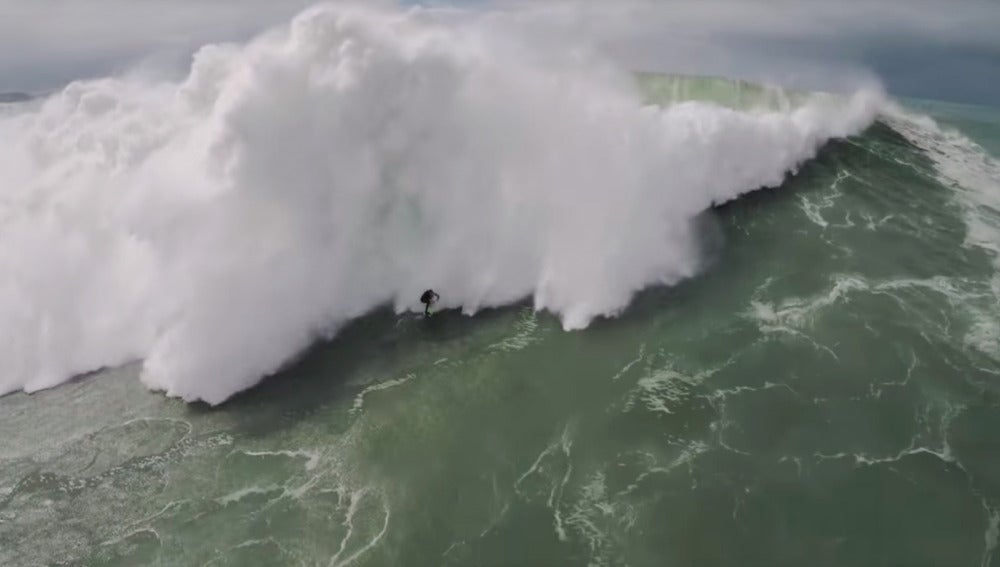Surfista intentando escapar de una ola en Portugal