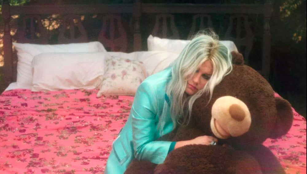 Kesha en el vídeo de 'Learn To Let Go'