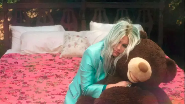 Kesha en el vídeo de 'Learn To Let Go'