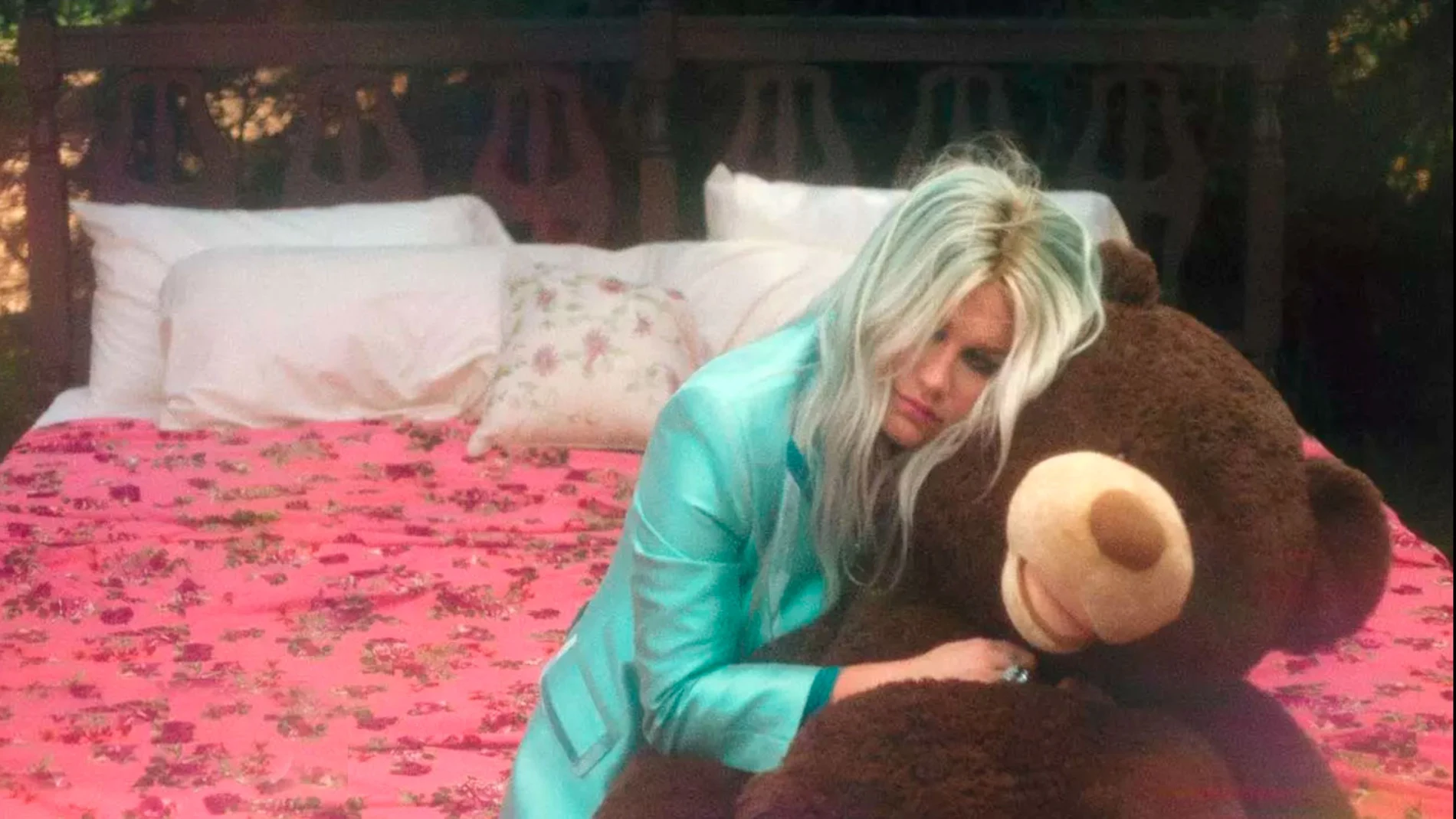 Kesha en el vídeo de 'Learn To Let Go' Kesha en el vídeo de 'Learn To Let Go'
