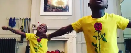 Stella y Esther, las hijas de Madonna, bailan 'Waka Waka' de Shakira Stella y Esther, las hijas de Madonna, bailan 'Waka Waka' de Shakira