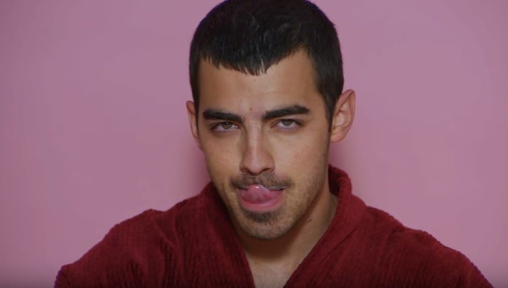 Joe Jonas en el videoclip de 'Boys'
