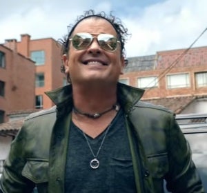 Carlos Vives y Sebastian Yatra en el videoclip de 'Robarte Un Beso' Carlos Vives y Sebastian Yatra en el videoclip de 'Robarte Un Beso'