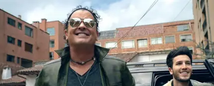 Carlos Vives y Sebastian Yatra en el videoclip de 'Robarte Un Beso' Carlos Vives y Sebastian Yatra en el videoclip de 'Robarte Un Beso'