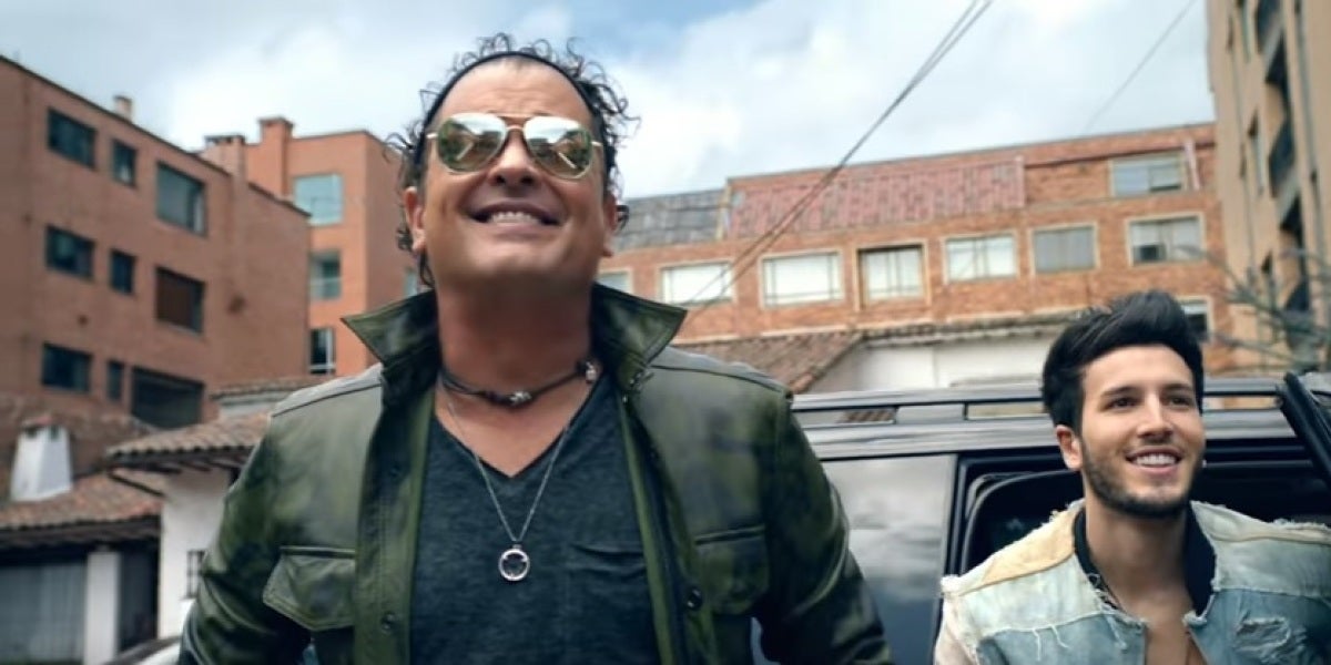 Carlos Vives y Sebastian Yatra en el videoclip de 'Robarte Un Beso'