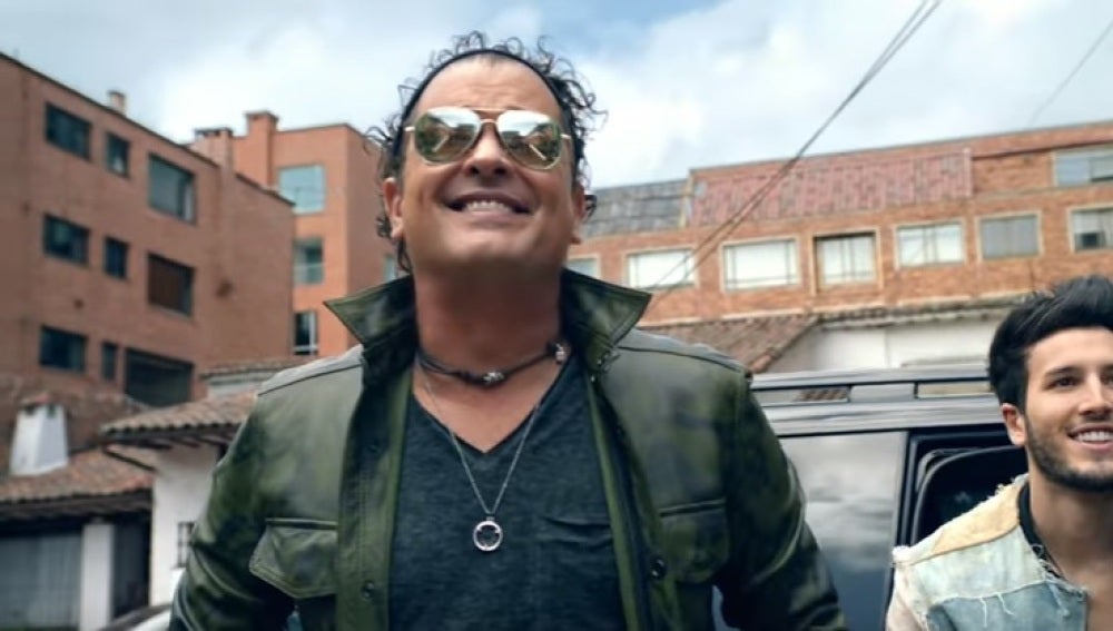 Carlos Vives y Sebastian Yatra en el videoclip de 'Robarte Un Beso'