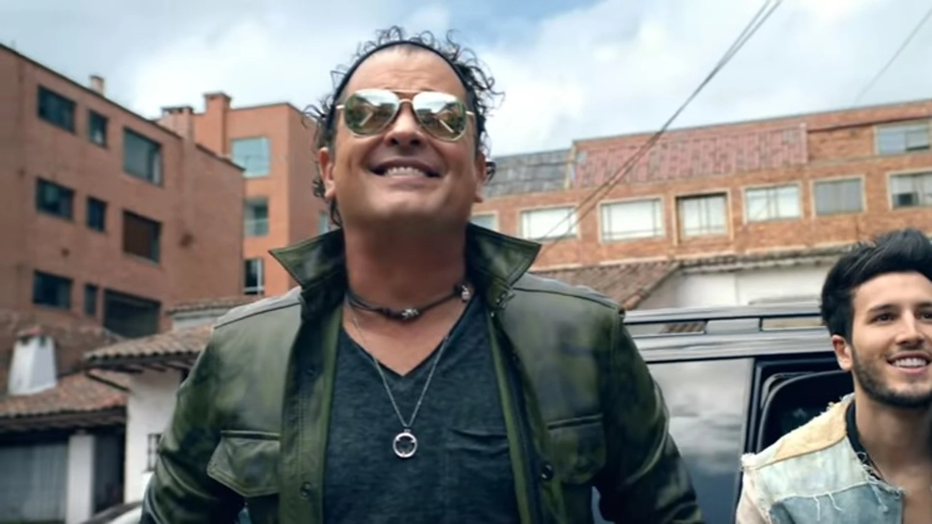 Carlos Vives y Sebastian Yatra en el videoclip de 'Robarte Un Beso' Carlos Vives y Sebastian Yatra en el videoclip de 'Robarte Un Beso'