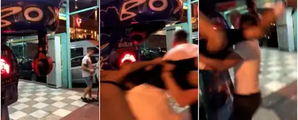 El juego de la máquina de boxeo impactando con la cabeza en Magaluf El juego de la máquina de boxeo impactando con la cabeza en Magaluf