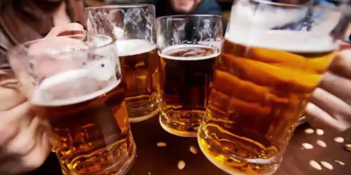 Imagen de archivo de jarras de cerveza