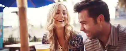 Una pareja bebe cerveza Una pareja bebe cerveza