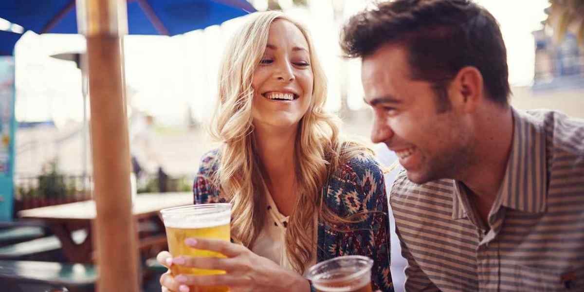 Una pareja bebe cerveza