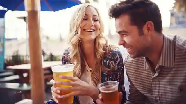 Una pareja bebe cerveza