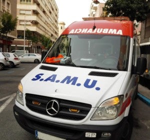 Ambulancia del Servicio de Atención Médica Urgente estacionada en Elche Ambulancia del Servicio de Atención Médica Urgente estacionada en Elche