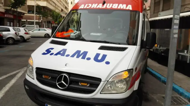 Ambulancia del Servicio de Atención Médica Urgente estacionada en Elche