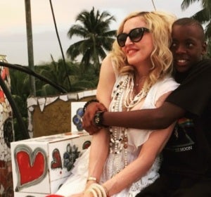 Madonna y su hijo David Banda Madonna y su hijo David Banda