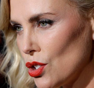 Charlize Theron en la premiere de 'Atómica' Charlize Theron en la premiere de 'Atómica'