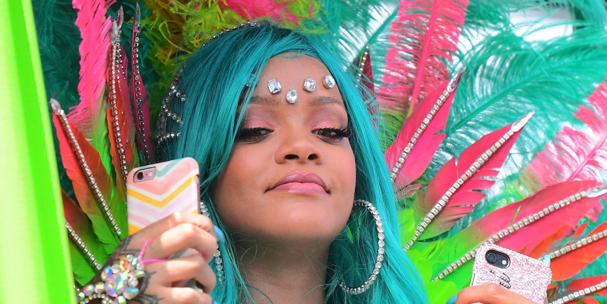 Rihanna disfruta del carnaval de Barbados con un móvil en cada mano