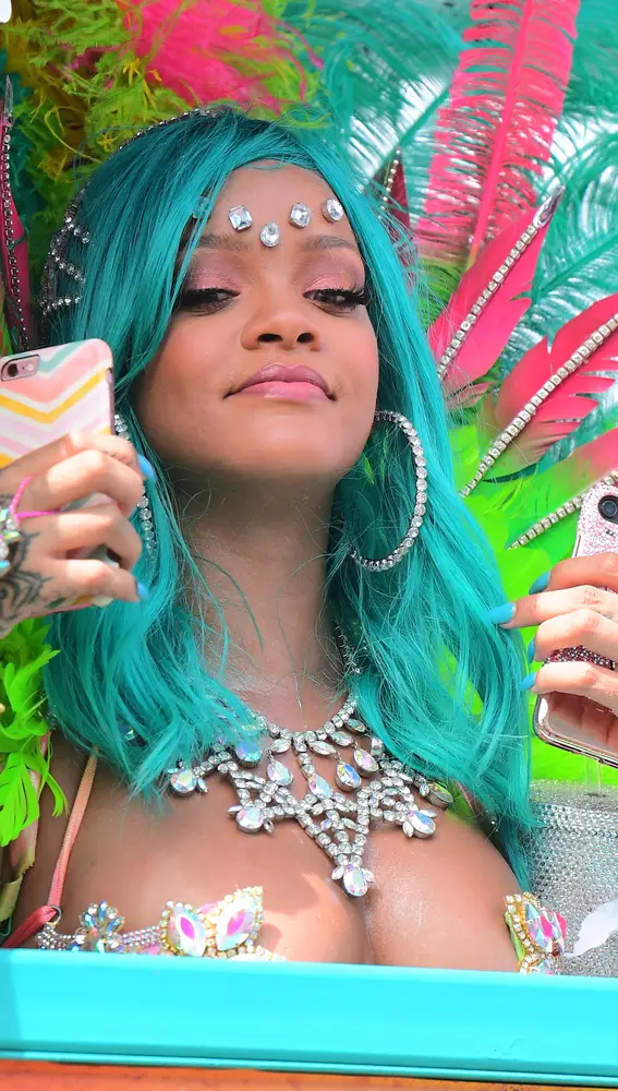 Rihanna disfruta del carnaval de Barbados con un móvil en cada mano Rihanna disfruta del carnaval de Barbados con un móvil en cada mano