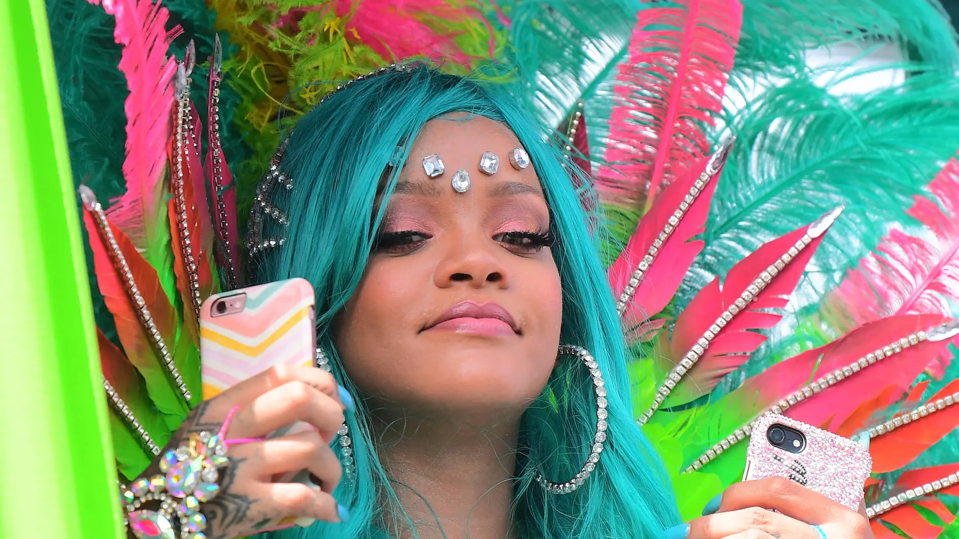 Rihanna disfruta del carnaval de Barbados con un móvil en cada mano