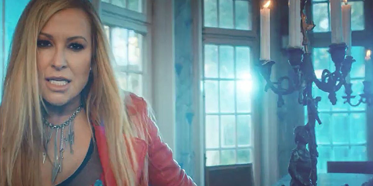 Anastacia en el videoclip de 'Caught in the Middle'